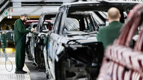 JLR Supply Chain Staff Allegedly Instructed to Apply for Government Benefits, Union Claims